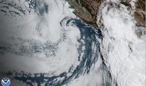 Huracán Hilary deja un muerto y daños en México en su camino hacia California