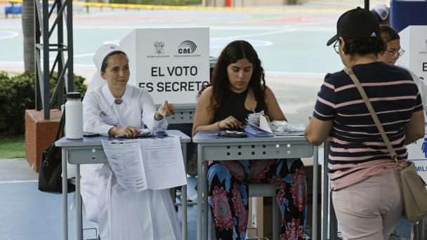 Cierran las urnas en Ecuador e inicia el escrutinio tras una votación sin incidentes