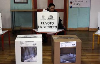 Abren los centros de votación en Ecuador para elecciones generales y consultas ambientales