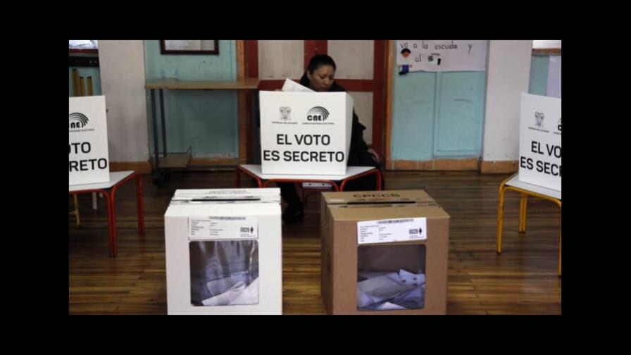 Abren los centros de votación en Ecuador para elecciones generales y consultas ambientales