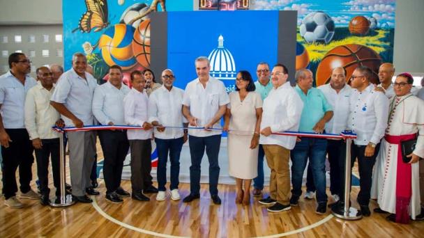 Presidente Abinader entrega remozado polideportivo Héctor Monegro