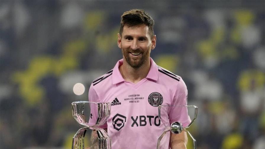 Messi iguala con 44 trofeos a Dani Alves como el futbolista con más trofeos de la historia