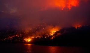 Incendios obligan a 35,000 personas a huir de sus hogares en el oeste de Canadá