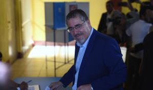 El académico Bernardo Arévalo de León gana la elección presidencial en Guatemala