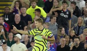 Arsenal resiste con 10 y vence a Crystal Palace gracias al penal de Odegaard