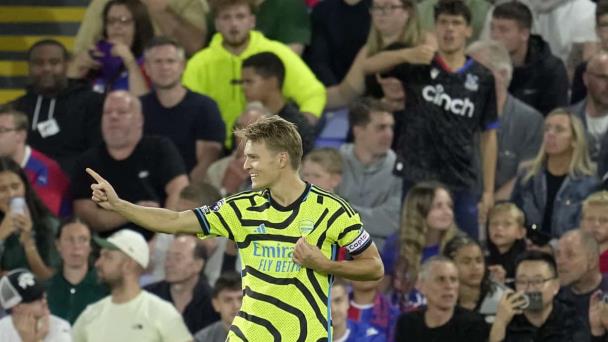 Arsenal resiste con 10 y vence a Crystal Palace gracias al penal de Odegaard