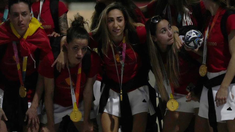 España festeja su título en Madrid. Carmona está de luto, pero celebra con sus compañeras