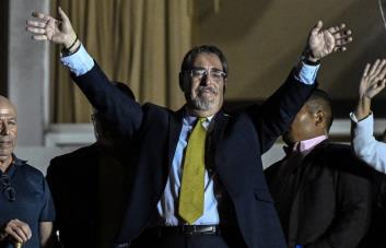 Bernardo Arévalo promete luchar contra la corrupción tras su amplia victoria
