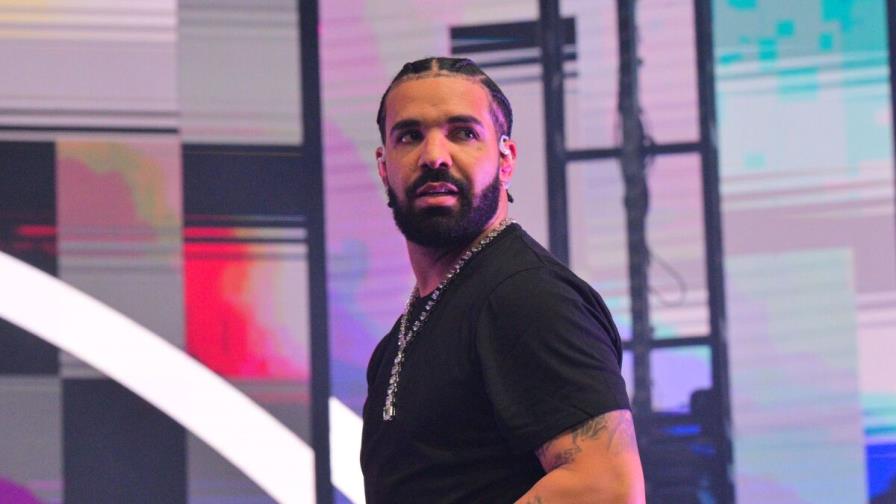 Video | Fanático ataca a Drake con un libro durante su show, pero no contaba con sus reflejos