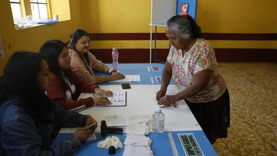 Los centros de votación cierran en Guatemala para empezar conteo de papeletas