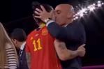 El beso que empaña el histórico triunfo de España en la Copa del Mundo