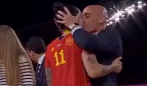 El beso que empaña el histórico triunfo de España en la Copa del Mundo