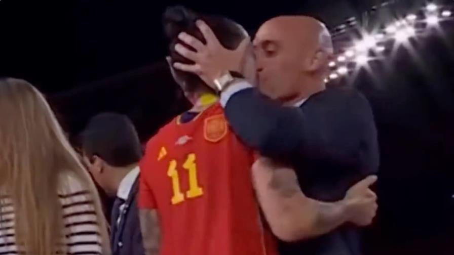 El beso que empaña el histórico triunfo de España en la Copa del Mundo