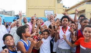 Inefi entrega cancha remozada y utilería deportiva en Centro Educativo Varias Luces