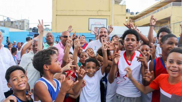 Inefi entrega cancha remozada y utilería deportiva en Centro Educativo Varias Luces