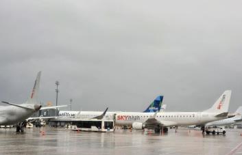 Aeropuertos reanudan operaciones en RD con 22 vuelos cancelados por tormenta Franklin