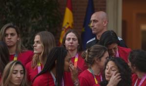 Pedro Sánchez recibe a las campeonas y critica al líder de federación española por beso a jugadora