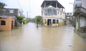 En el barrio Moscú de San Cristóbal se preparan ante el paso de la tormenta Franklin
