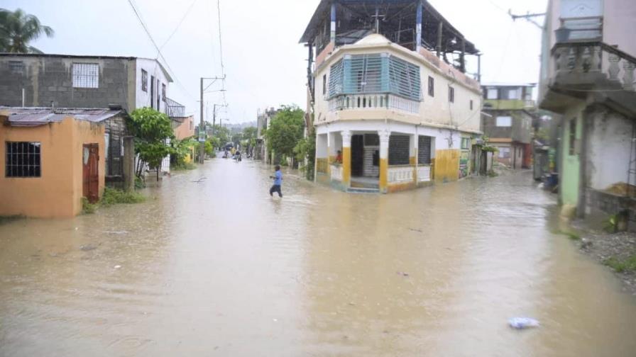 En el barrio Moscú de San Cristóbal se preparan ante el paso de la tormenta Franklin