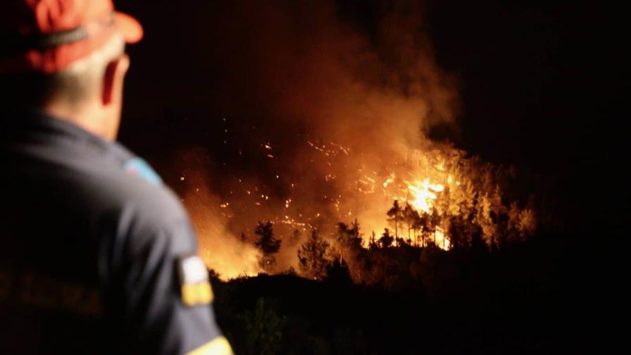 Grecia redobla esfuerzos contra letales incendios forestales