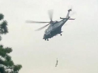 Rescatan ocho personas atrapadas en teleférico en Pakistán