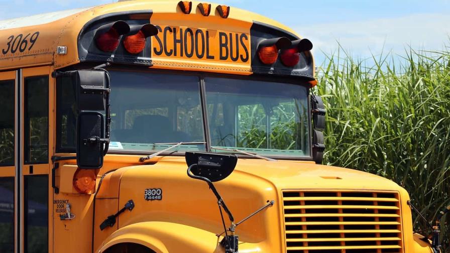Autobús escolar choca contra camioneta en Ohio y deja 1 niño muerto y 23 heridos