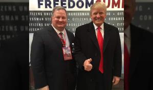 El primero de los 18 imputados junto a Trump en Georgia se entrega ante la Justicia