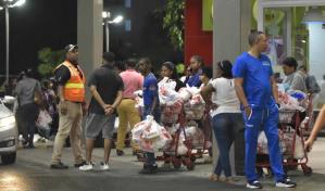 Video | Ciudadanos compran provisiones ante llegada de la tormenta Franklin