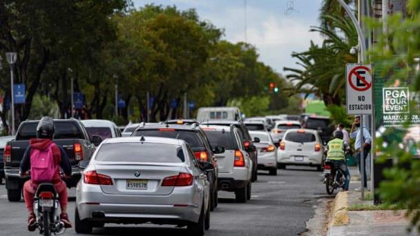 Vehículos deberán transitar con dos placas a partir del 2024