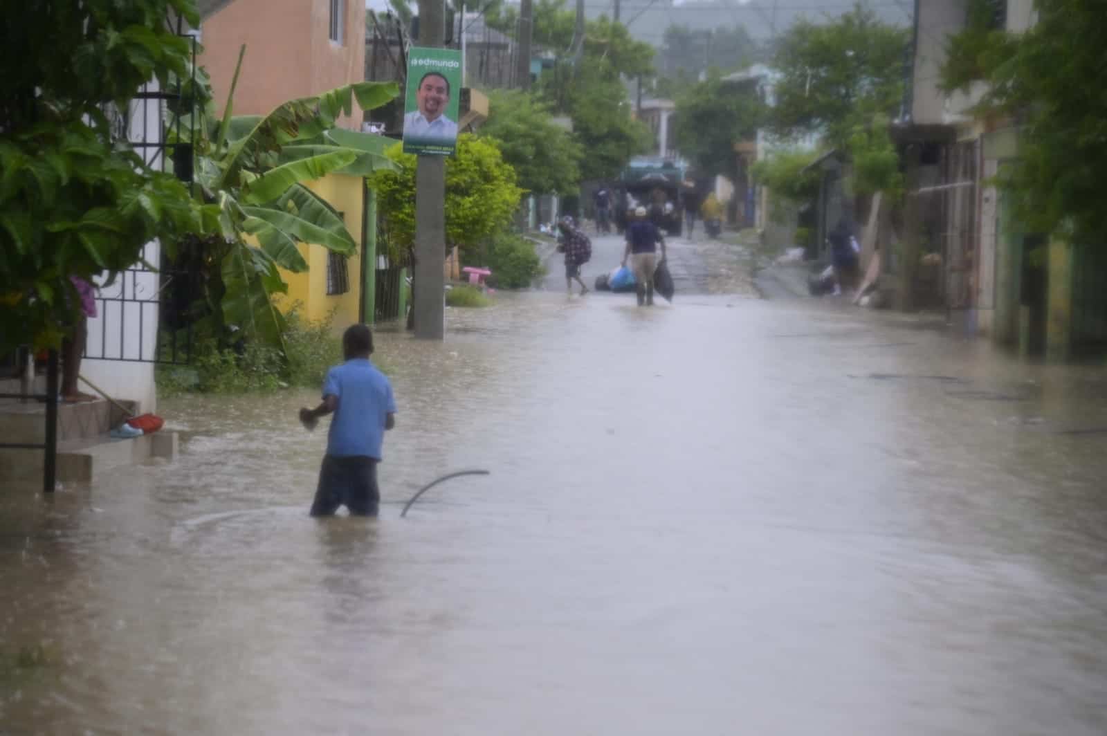 Un niño camina por el barrio Moscú.