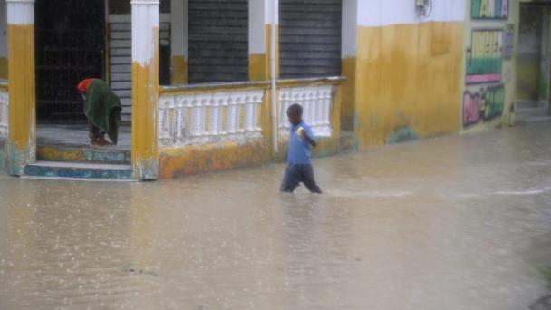 Elevan a 24 las provincias en alerta roja por paso de la tormenta Franklin