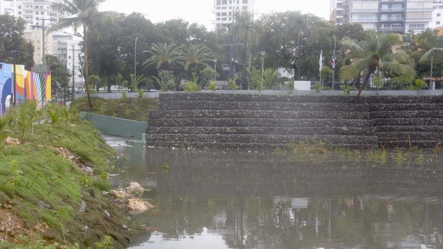Unos 24 succionadores de agua despejan peligro en lagunas del Parque Ambiental Urbanización Fernández