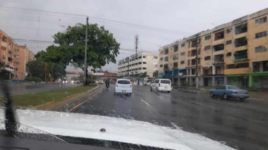 A pesar de las lluvias por la tormenta Franklin, capitaleños salen a trabajar