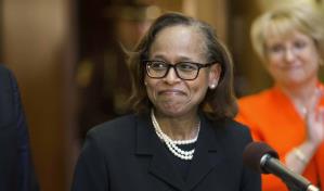 Hist&oacute;rico nombramiento de Natalie Hudson en la Corte Suprema