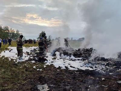 Rescatan ocho cadáveres de avión estrellado en Rusia