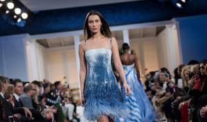 Un desfile de moda en Central Park de Nueva York busca el récord con miles de asistentes