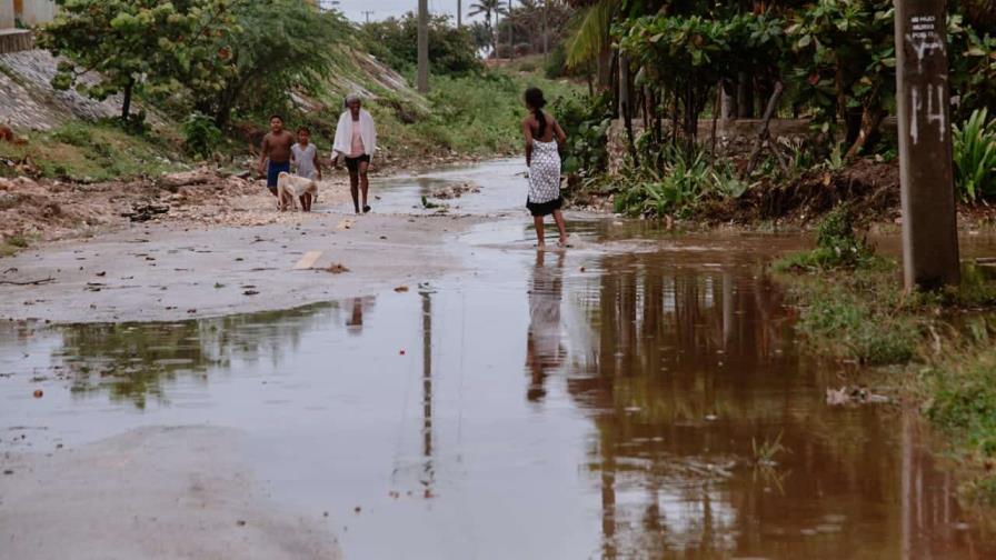 Inundaciones en Los Cocos, en Barahona, por lluvias de Franklin