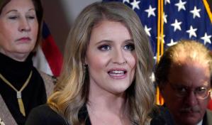 La ex abogada de campaña de Trump, Jenna Ellis, se entrega a las autoridades de Georgia