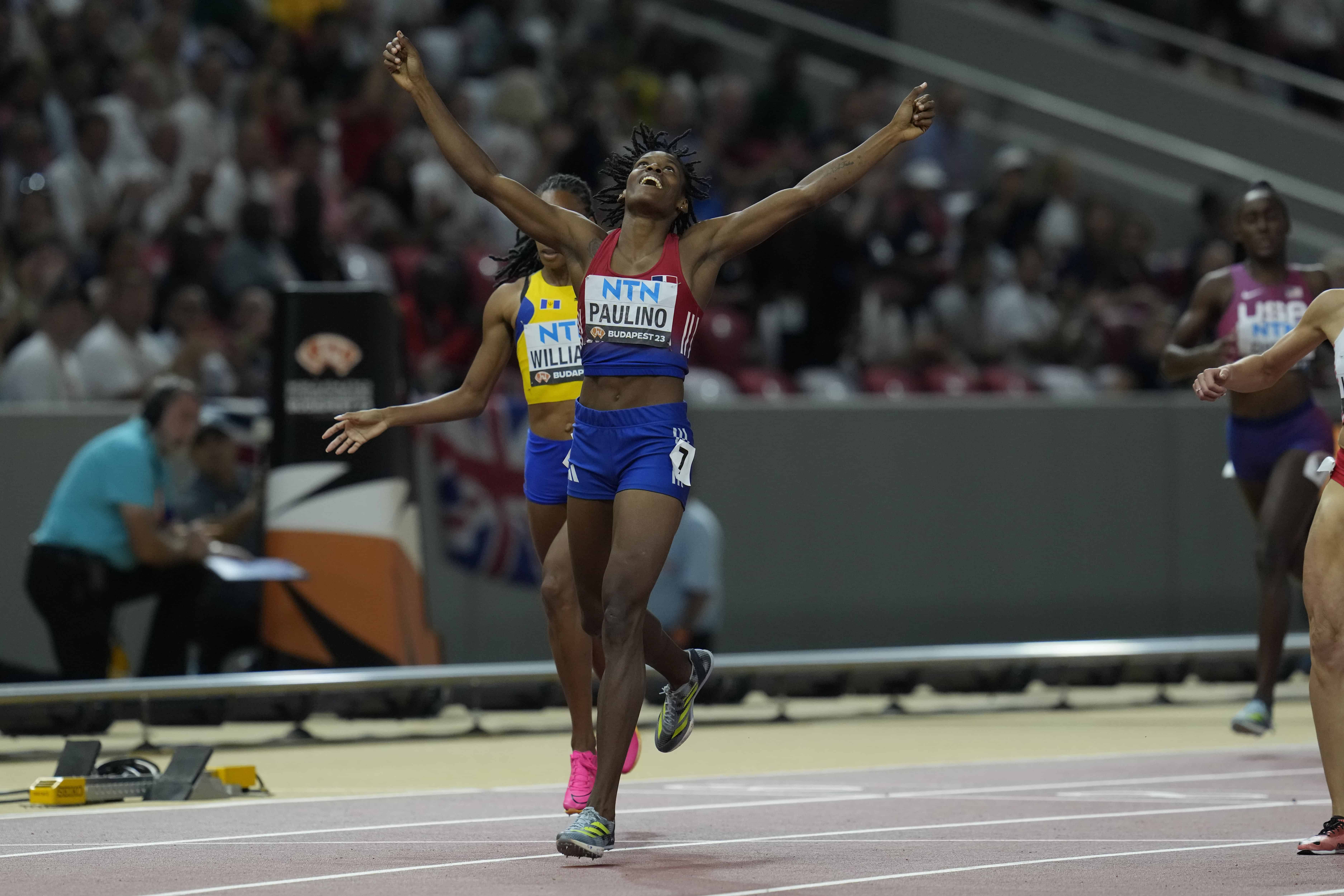 Marileidy Paulino, de República Dominicana, reacciona después de terminar la final femenina de 400 metros durante el Campeonato Mundial de Atletismo en Budapest, Hungría, el miércoles 23 de agosto de 2023.