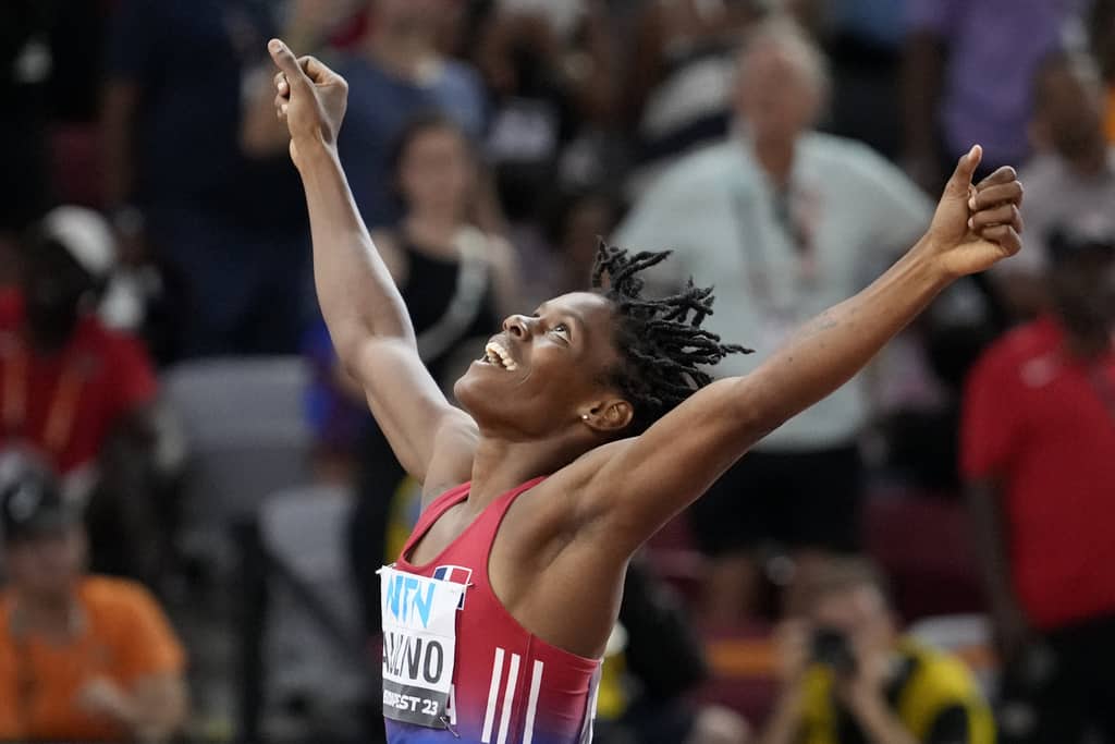 Marileidy Paulino, de la República Dominicana, cruza la línea de meta para ganar la medalla de oro en la final de los 400 metros femeninos durante el Campeonato Mundial de Atletismo en Budapest, Hungría, el miércoles 23 de agosto de 2023.