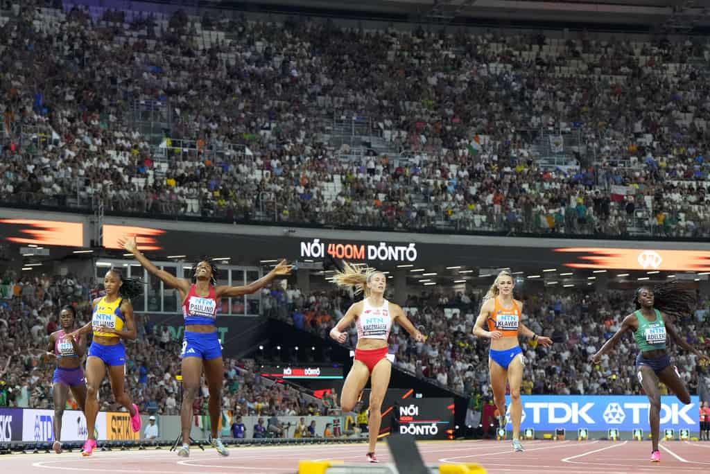 Marileidy Paulino, de República Dominicana, tercera por la izquierda, cruza la línea para ganar la medalla de oro en la final de los 400 metros femeninos durante el Campeonato Mundial de Atletismo en Budapest, Hungría, el miércoles 23 de agosto de 2023.