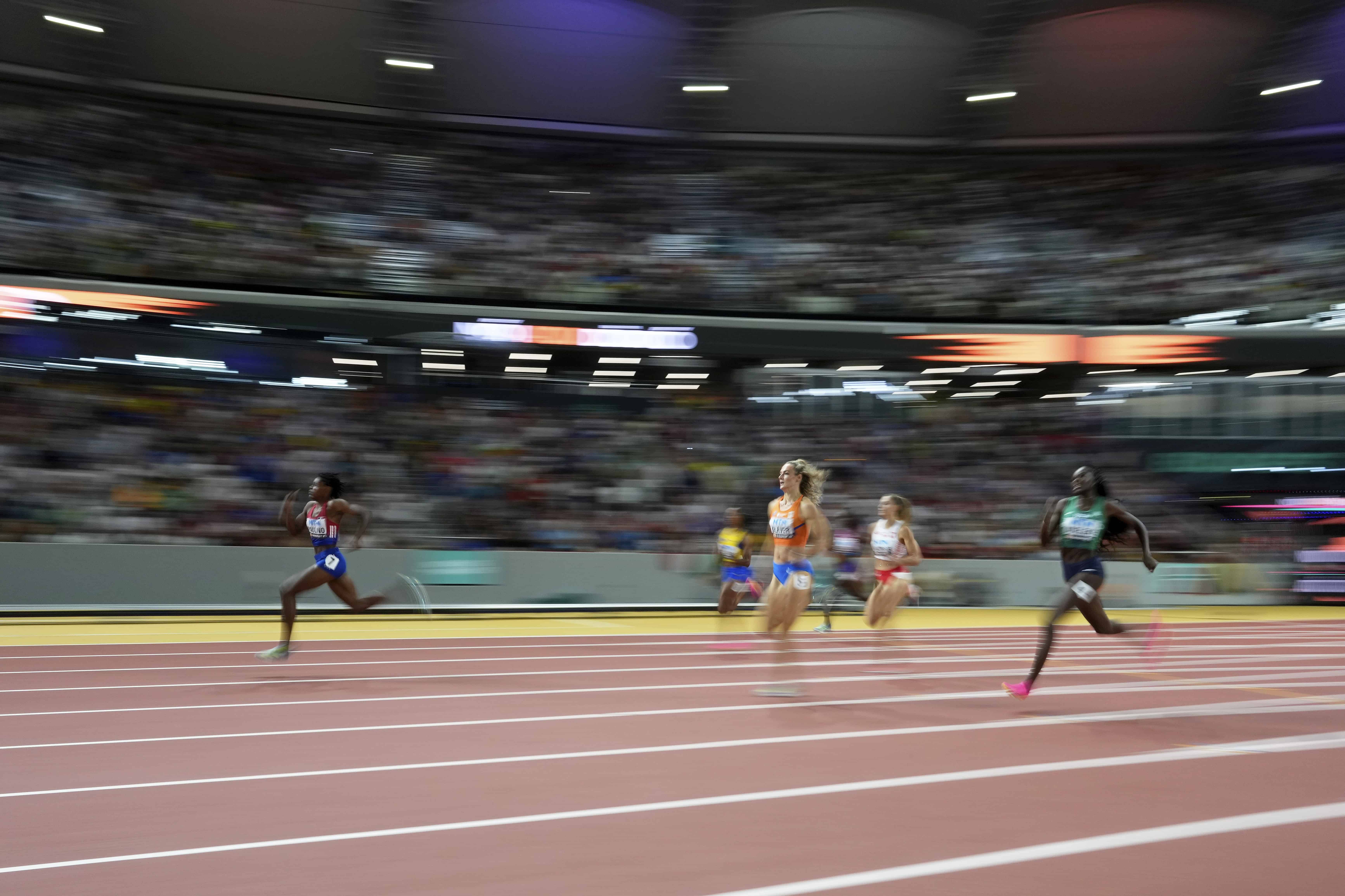 Marileidy Paulino, de la República Dominicana, izquierda, corre para ganar la medalla de oro en la final de los 400 metros femeninos durante el Campeonato Mundial de Atletismo en Budapest, Hungría, el miércoles 23 de agosto de 2023.|