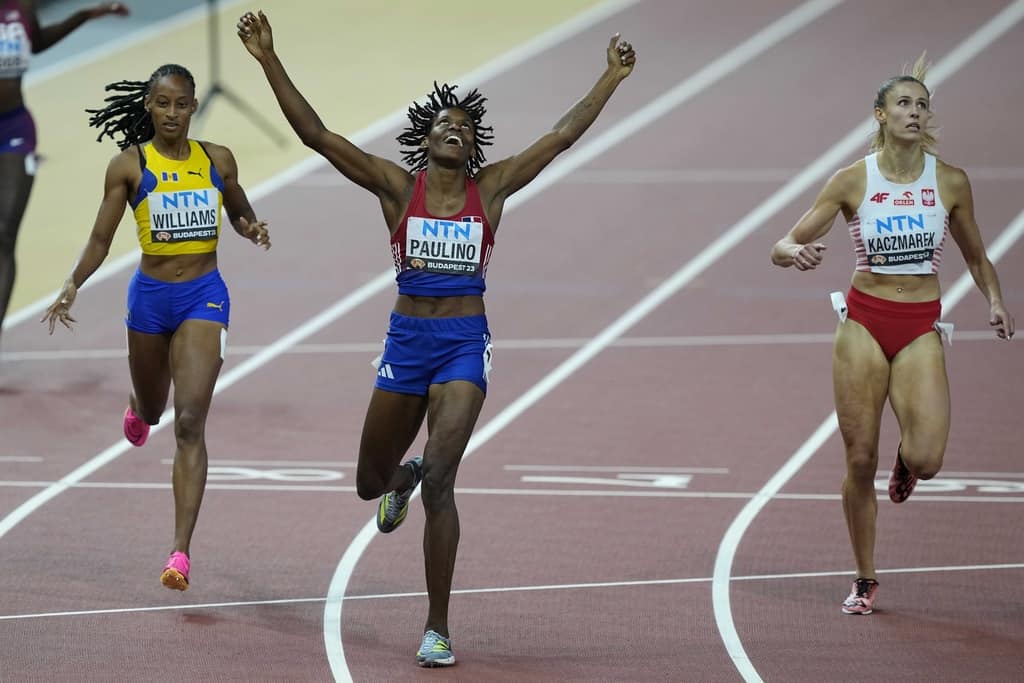 Marileidy Paulino, de la República Dominicana, cruza la línea para ganar la medalla de oro en la final de los 400 metros femeninos durante el Campeonato Mundial de Atletismo en Budapest, Hungría, el miércoles 23 de agosto de 2023.