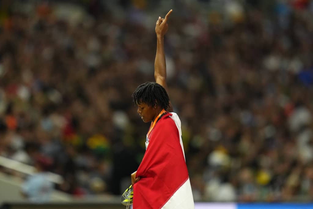 Marileidy Paulino, de la República Dominicana, celebra tras ganar la medalla de oro en la final de los 400 metros femeninos durante el Campeonato Mundial de Atletismo en Budapest, Hungría, el miércoles 23 de agosto de 2023.