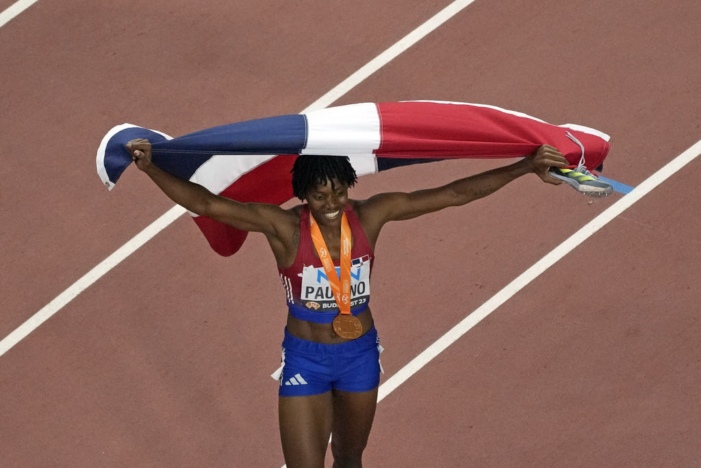 Marileidy Paulino, de República Dominicana, celebra tras ganar la final femenina de 400 metros durante el Campeonato Mundial de Atletismo en Budapest, Hungría, el miércoles 23 de agosto de 2023.