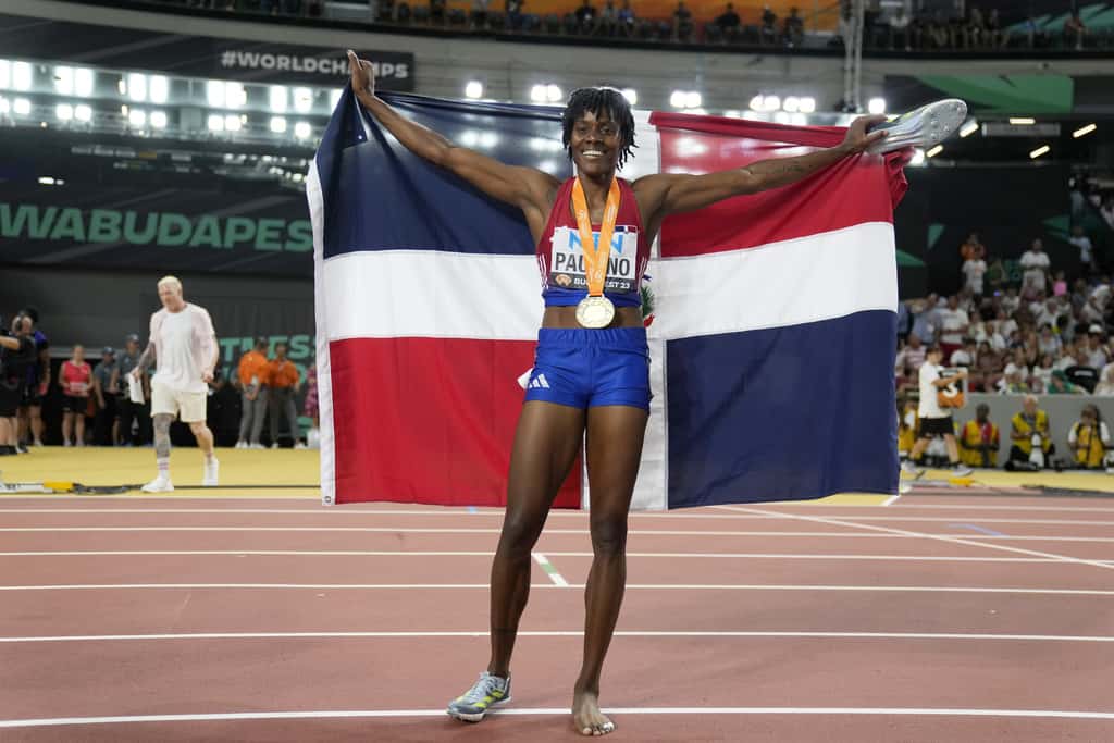 Marileidy Paulino, de la República Dominicana, posa después de ganar la medalla de oro en la final de los 400 metros femeninos durante el Campeonato Mundial de Atletismo en Budapest, Hungría, el miércoles 23 de agosto de 2023.