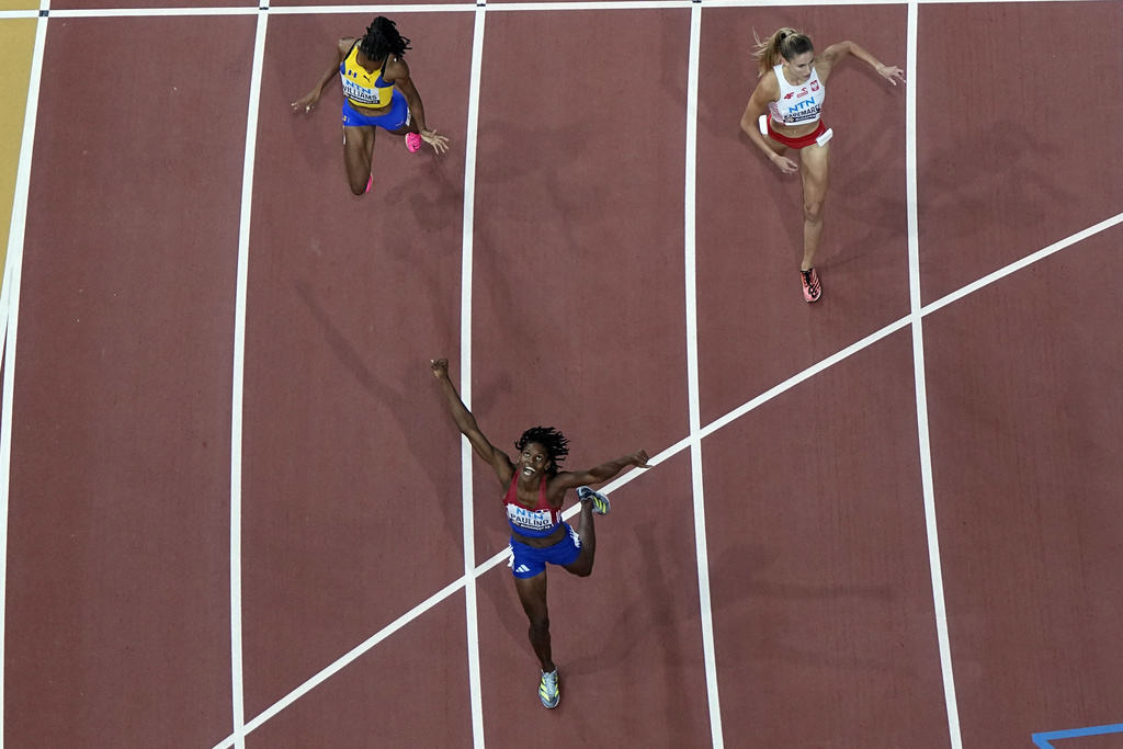 Marileidy Paulino, de República Dominicana, celebra al tiempo que mira al cielo, después de ganar la final femenina de 400 metros durante el Campeonato Mundial de Atletismo en Budapest, Hungría, el miércoles 23 de agosto de 2023.