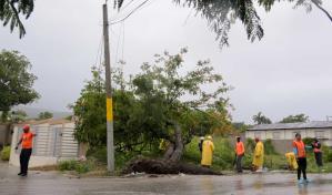 Despejan vías tras efectos de tormenta Franklin en Barahona
