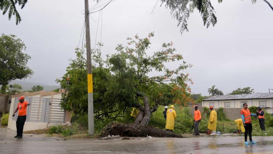 Despejan vías tras efectos de tormenta Franklin en Barahona