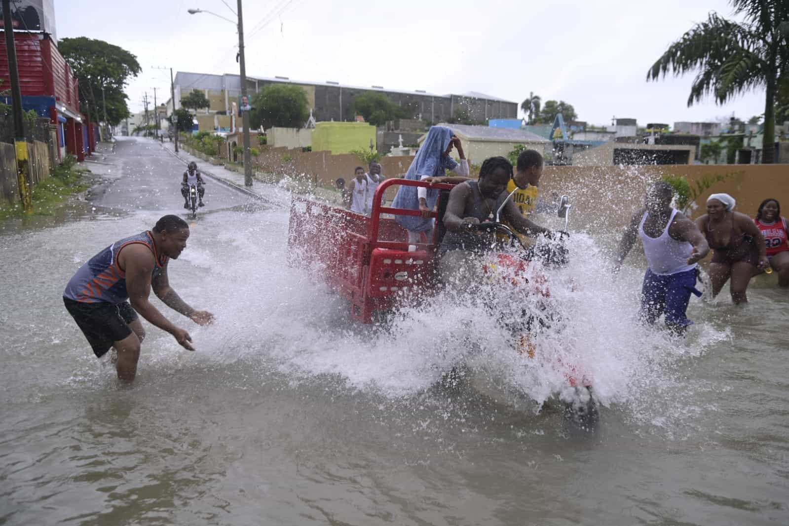 Residentes en Haina toman los charcos como piscina natural.